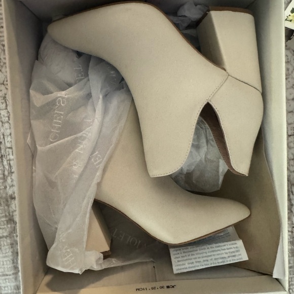 White bootie size 5.5 - Picture 2 of 2